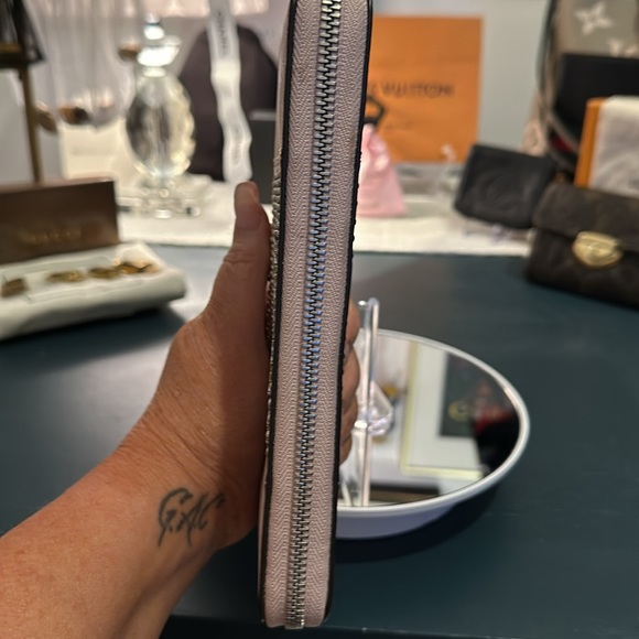 Authentic Michael Kors Women’s Wallet, EUC in Pink w/Studded Center Accent - Picture 14 of 16